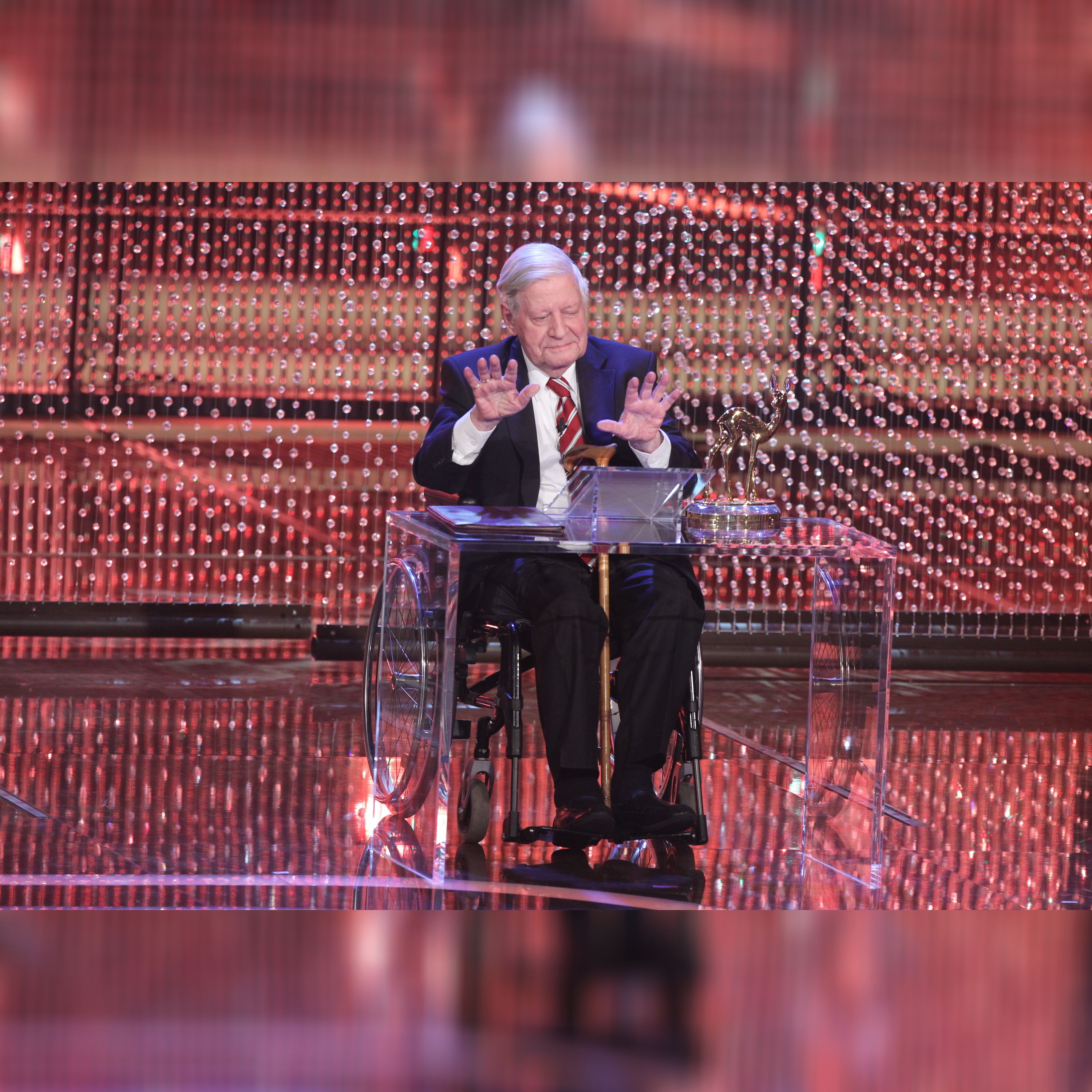 Helmut Schmidt auf der Bühne bei der BAMBI-Verleihung 2011.