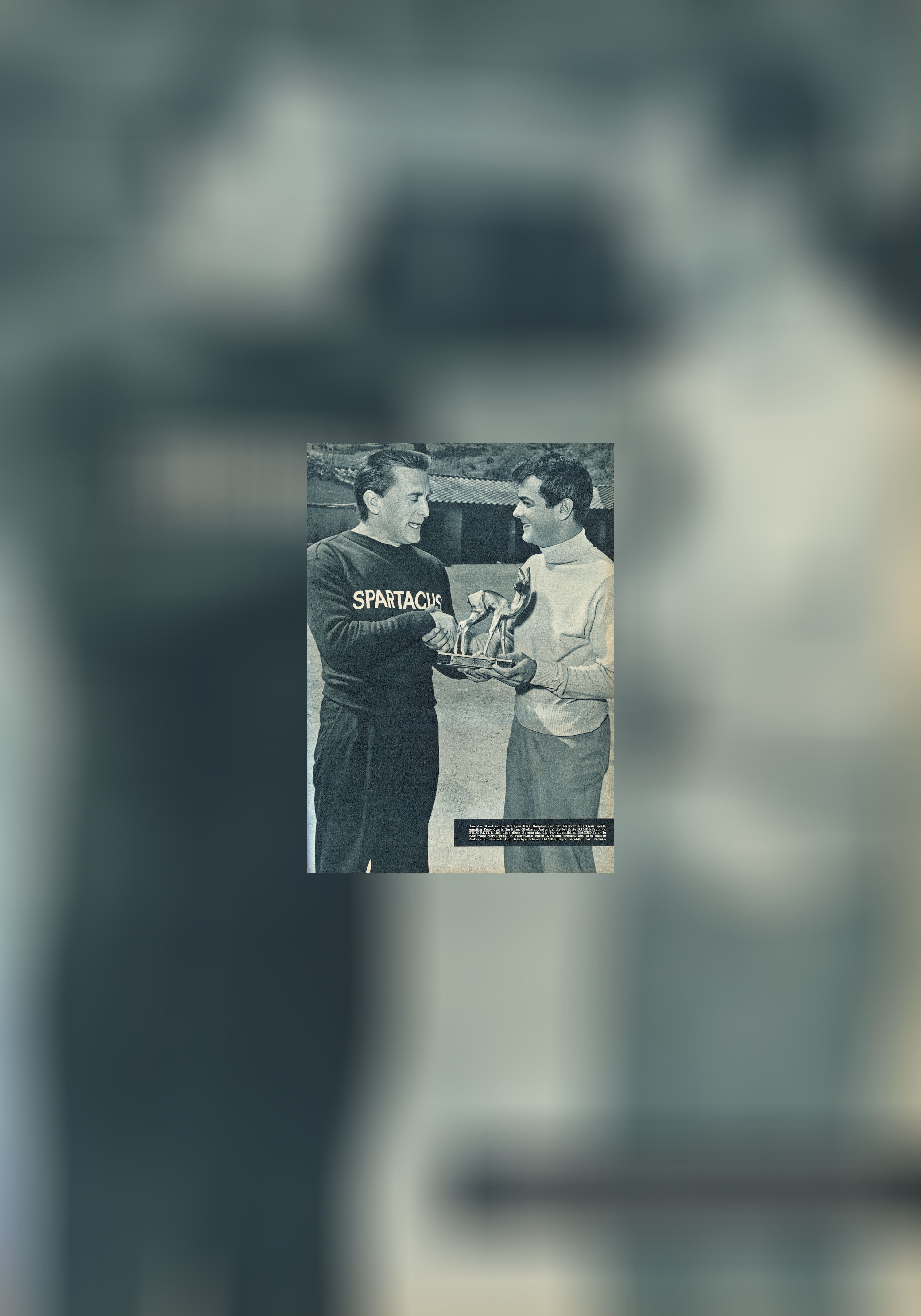Tony Curtis und Kirk Douglas erhalten einen BAMBI für schauspielerische Leistungen im Jahr 1958